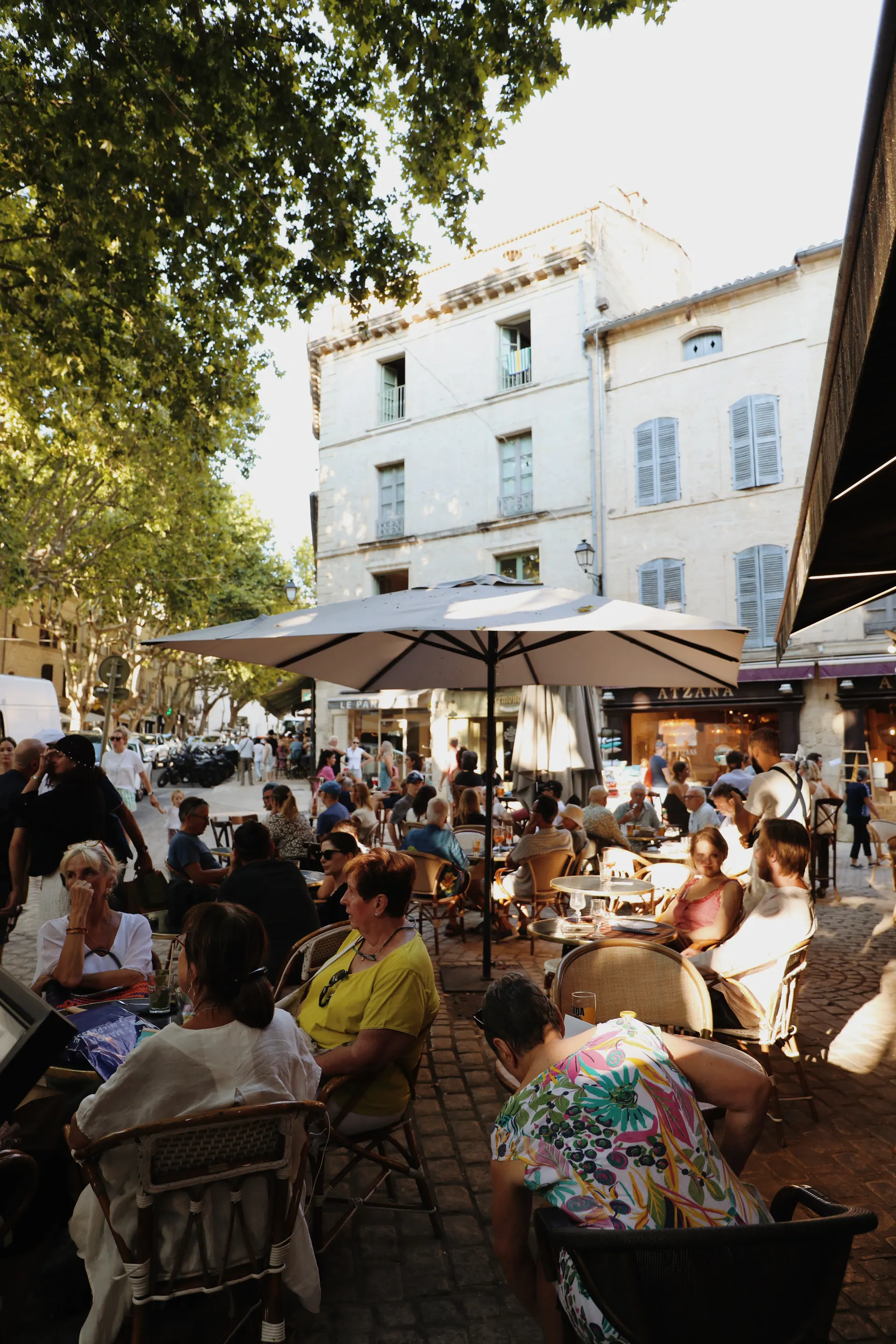 La terrasse du Vieux Café sous les platanes du boulevard Gambetta, un après-midi d'été