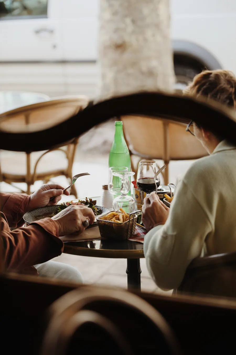 Convives attablés dans la salle du Vieux Café