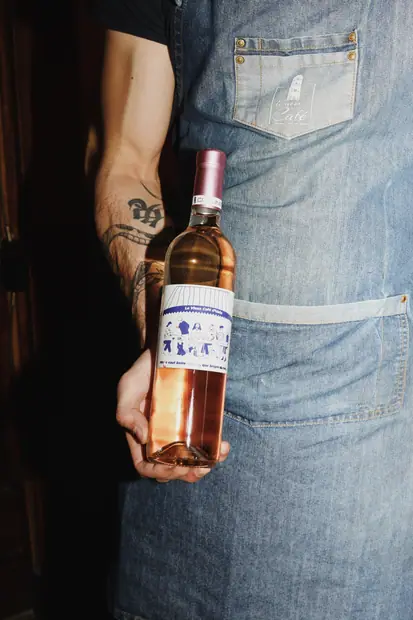 Une bouteille de rosé, prête à passer en salle