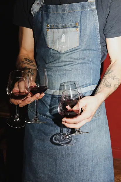 Trois verres de rouge portés jusqu'à table