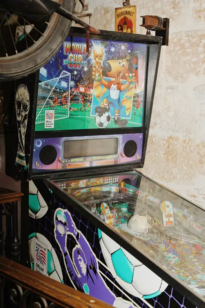 Le flipper et le baby-foot de la salle du fond