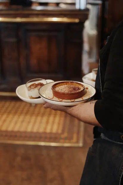 Crème brûlée portée en salle sur son plateau