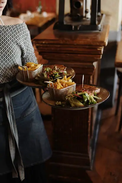 Deux assiettes portées en salle par le serveur