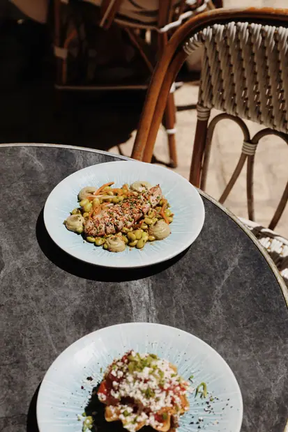 Filet de saumon, fèves et légumes croquants