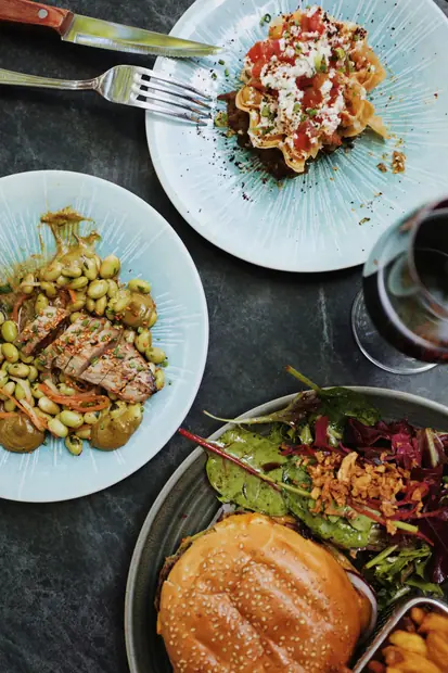 Saumon, fèves et salade dans une assiette turquoise