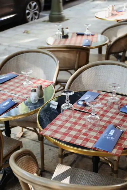 Table de terrasse dressée, nappe vichy rouge et couverts