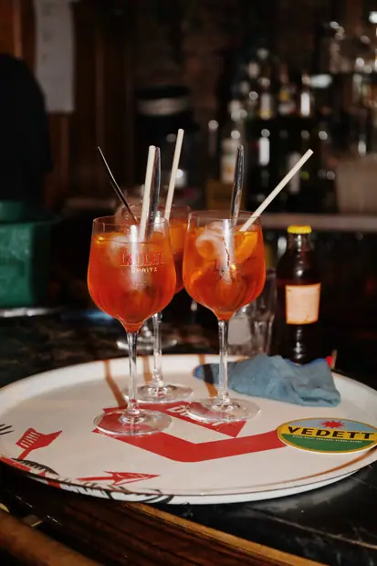 Deux spritz en terrasse, un après-midi d'été